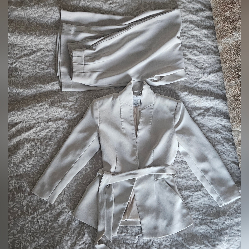 Elegant 2 Piece White Blazer with Belt With Slacks Size XS